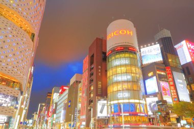 Tokyo, Japonya 'nın Ginza caddelerindeki aydınlatılmış binaların manzaralı görüntüleri.