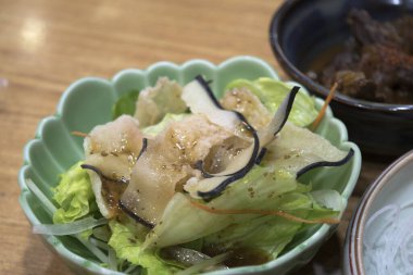 Marul, yosun ve sos içeren taze salata.