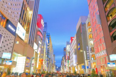 Tokyo, Japonya 'nın Ginza caddelerindeki aydınlatılmış binaların manzaralı görüntüleri.