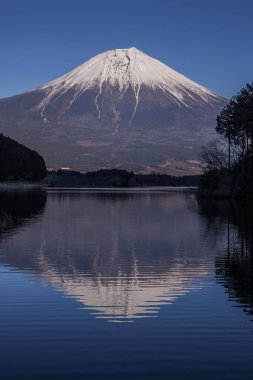 Japonya 'daki Fuji Dağı ve gölün güzel manzarası 