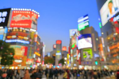 Tokyo, Japonya caddelerinde yürüyen soyut bulanık insanlar.