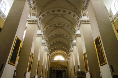 Katedralin içini görmek, dini kavram.