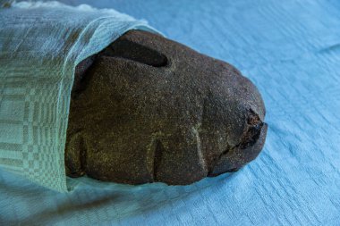 Kırsal ekmek somunu bez altında dinleniyor.