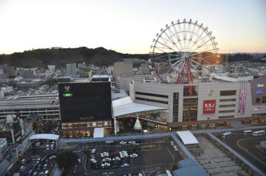 Japon mimarisinin gündüz görüşü. Japonya 'da modern şehir manzarası