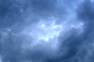 Gökyüzündeki fırtına bulutları