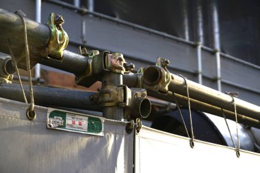 Şehirdeki metal askeri teçhizat, kapatın.