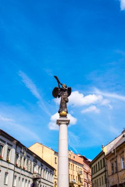 Şehirdeki ünlü tarihi heykel manzarası 