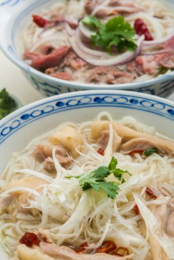 Kızarmış deniz mahsullü erişte, Asya yemeği.