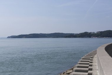 deniz ve yeşil dağlar  