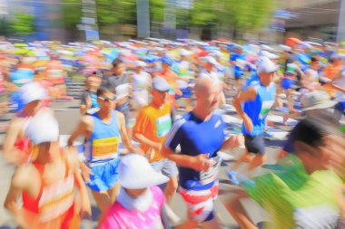 Şehirdeki maraton koşucularının bulanık arkaplanı