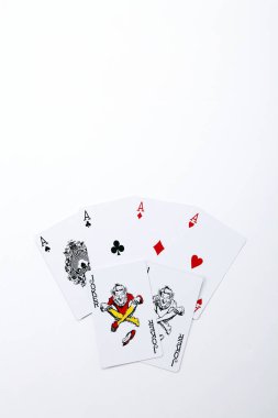 Beyaz arkaplanda izole edilmiş kart oynatılıyor 