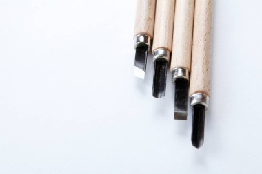 Stüdyo arka planında linocut araç