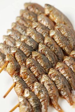 Beyaz tabakta kızartılmış balık.