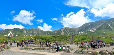 Tateyama Kurobe Alp rotası. Turistler dağ manzarasının tadını çıkarıyorlar 