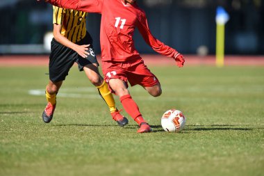 Japon Stadyumu 'nda futbol oynayan gençlerin kırpılmış bölümü. 