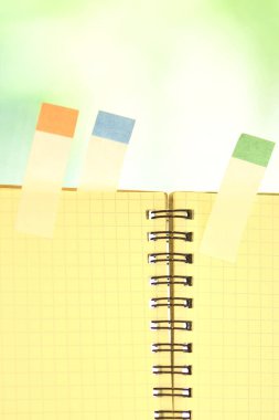 Bulanık arkaplandaki yazı için alanı olan renkli kağıtlar. iş kavramı.