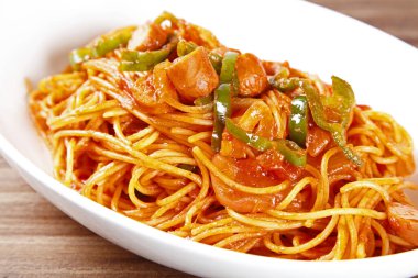 Baharatlı erişte ve sebze ve domuz eti, Tayland mutfağı tarzı.