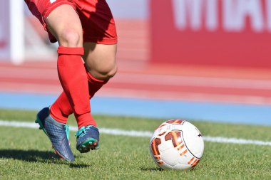 Japon Stadyumu 'nda futbol oynayan gençlerin kırpılmış bölümü. 