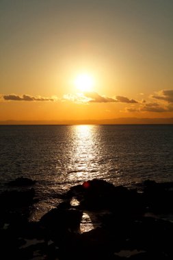 Deniz kenarında çarpıcı bir gün batımı