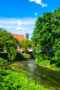 Litvanya 'nın Vilnius ilçesindeki Uzupis bölgesinde yeşil ağaçlar ve nehir