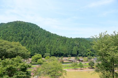 Yeşil dağlar köy ve mavi gökyüzü 
