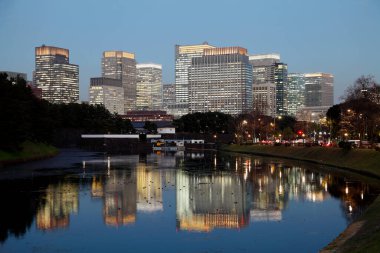 Tokyo 'nun şehir silueti Sumida Nehri' nin yanında