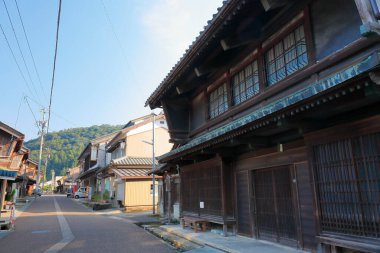 Geleneksel binalarla eski Japon kasabasının manzaralı görüntüleri.