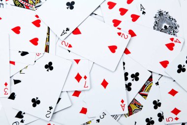 Beyaz arkaplanda izole edilmiş kart oynatılıyor 