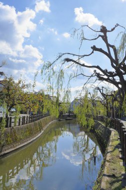 Şehir parkındaki güzel nehir manzarası