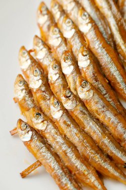 Masada bir tabak kurutulmuş balık.