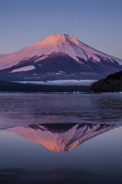 Japonya 'daki Fuji Dağı ve gölün güzel manzarası 