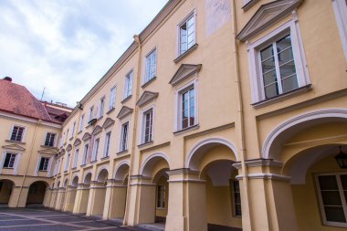 Şehirdeki eski binalar. 