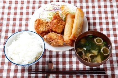 Masaya yakın çekimde nefis yemekler.