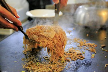 Kızarmış erişte sokak yemekleri konsepti