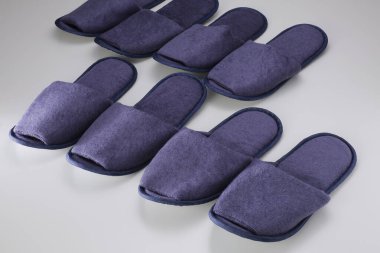 Beyaz arkaplanda siyah yeni terlikler.