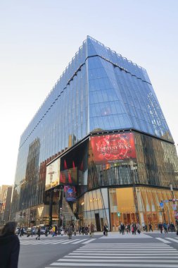 Tokyo Plaza Ginza 'nın aydınlatılmış manzaralı çekimi, Japonya