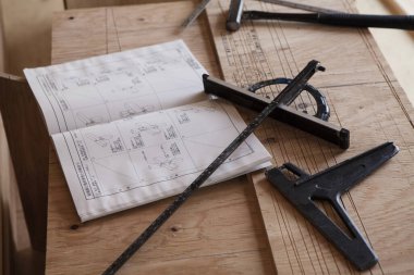 Ahşap masa üzerinde ahşap işçiliği araçları ve planlar