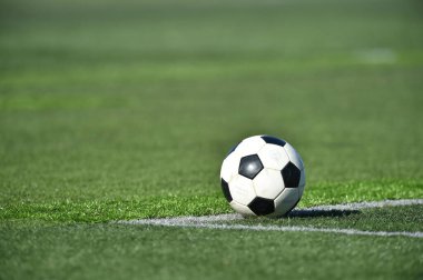 çim sahada futbol topu