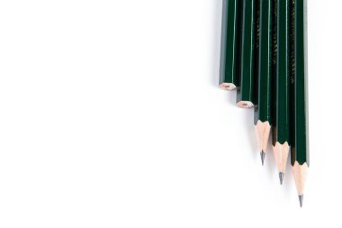 beyaz arkaplanda izole edilmiş tahta kalemler 