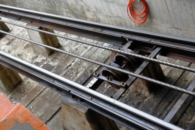 Beton platform yapısında metal tren raylarını gösteren yakın plan