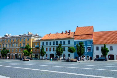 Renkli tarihi binalar kaldırım taşı kare hizasında.