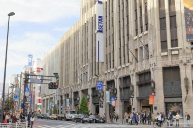 Tokyo şehrinde sokak trafiğinin perspektifi.