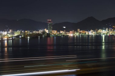 Japon şehrinin gece manzarası.