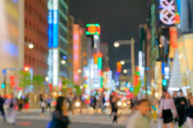 Sokakta yürüyen insanların soyut görüntüsü bulanık