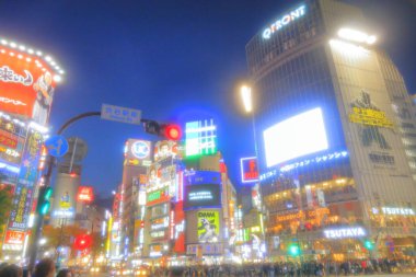 Kimliği belirsiz insanlar gece Tokyo 'da geziniyor.