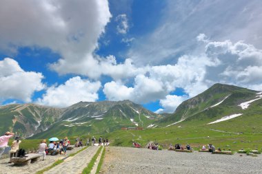 Tateyama Kurobe Alp rotası. Dağlarda yürüyüş yapan insanlar 
