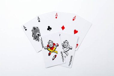 Beyaz arkaplanda izole edilmiş kart oynatılıyor 