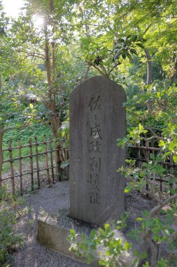 Parkta Çince sembolleri olan anıt taşının manzarası