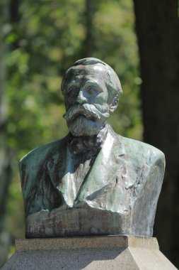 Kentteki kültürel ve tarihi anıtın manzarası.