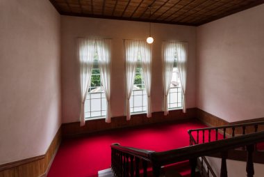 İç görünüş pencerelerin kırmızı halı merdiveni olduğunu gösteriyor